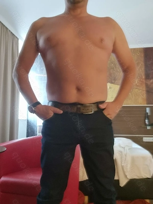 Daddy bückt sich für dom. ihn