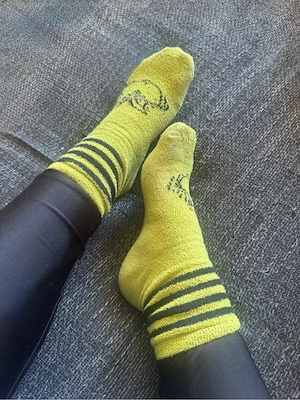 getragene Socken und drum herum