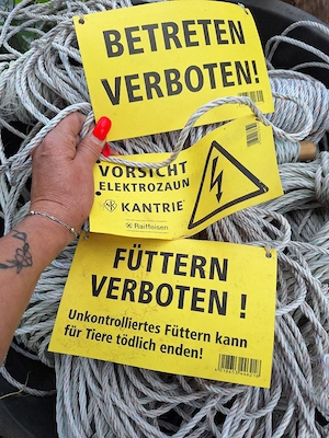 Pferdezaun Seile mit schildern 