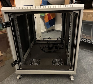 19" Silent Rack Schrank (leicht defekt) Bild 3