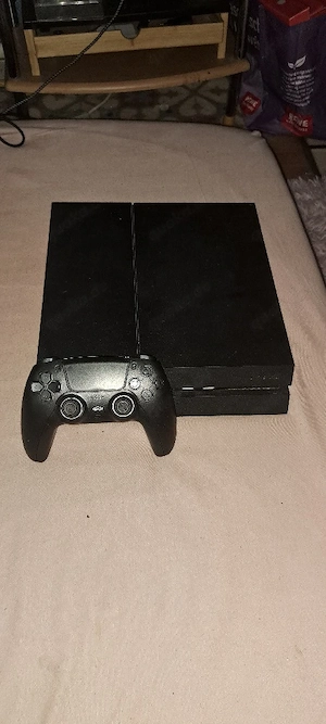 PS4 Konsole mit einem Controller von Action