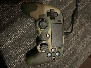 Playstation4 mit 5 Spielen und Kabelgebundenen Controller