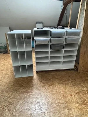 Kunststoff-Rack mit 27 Boxen FB40 Freedom Breeder von Ardewo mit Cupholdern