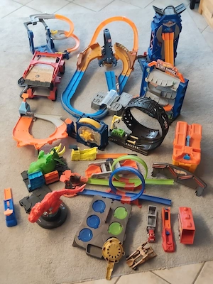 Hot Wheels XXL Paket   Mega Garage, Stunt Garage, Loopings, Monster Trucks & viel Zubehör