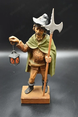 Hölzerne Nachtwächter-Figur mit Laterne