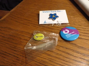 Anstecker, Pins, zu verschenken