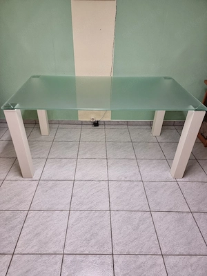 Esstisch mit Glasplatte 