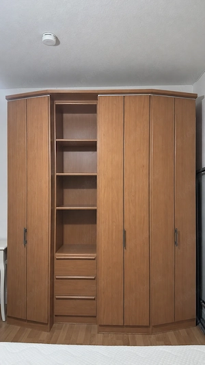 Großer Kleiderschrank aus Holz zu verkaufen