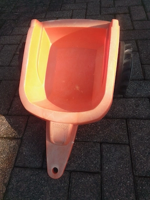 orangen Kunststoff-Anhänger  Bild 2