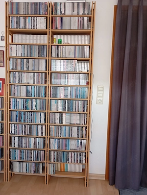 CDs neuwertig + Kassetten.