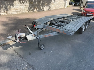 Autotransport-Anhänger von Privat, Bj. 2016, Tüv Neu, Reifen Neu, Winde Neu. Sehr stabile Ausführung