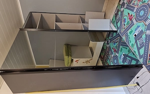 Schwebetürschrank mit vielen Einlegeböden und Spiegeltür Bild 5