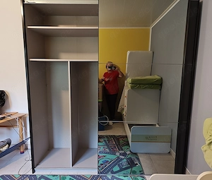 Schwebetürschrank mit vielen Einlegeböden und Spiegeltür Bild 2