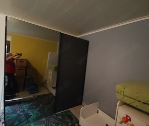 Schwebetürschrank mit vielen Einlegeböden und Spiegeltür Bild 3