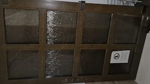 Braune Holz-Außentür mit Ornamentglas und Rahmen   gebraucht