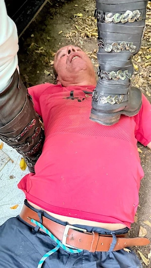 Stiefelknecht reinigt ihre Stiefel! Bild 2
