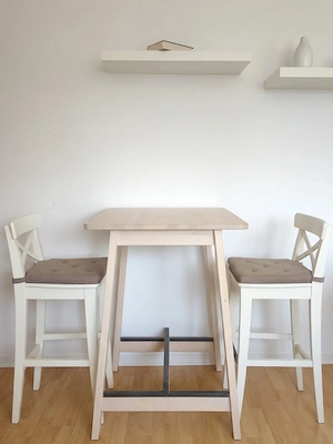 Küchen Set: Tisch mit zwei Stühlen 