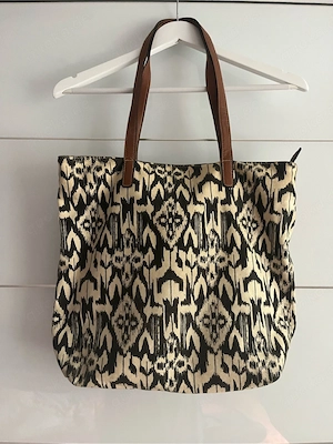 Stofftasche mit Ethno-Muster und Lederhenkeln
