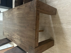 Esszimmertisch aus Holz