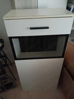Schrank mit Glaseinsatz 