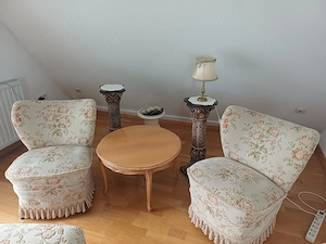 Elegante französische Stilmöbel   2 Sessel, floral mit Tisch