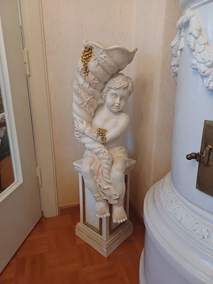 Große dekorative Figur  Junge mit Füllhorn  auf Säule
