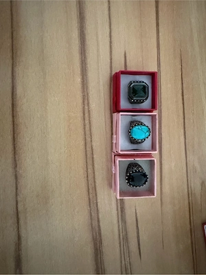 3 Herrenringe mit Schmucksteinen in Boxen