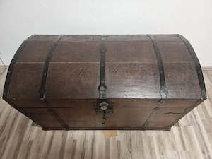 Antike Barock-Truhe von 1767 | Runddeckeltruhe aus Massivholz mit Schlüssel