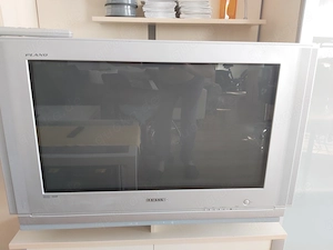 Zu verschenken ist ein schöner Samsung PLANO Fernseher. Bild 2