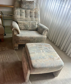 Bequemer Sessel mit Hocker