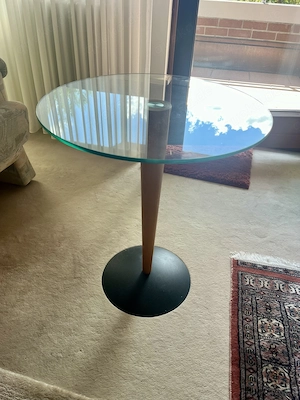 Beistelltisch mit Glasplatte