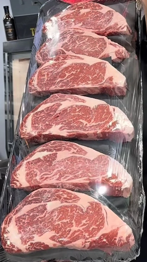 Japanisches A5 MB12+ Wagyu zu verkaufen