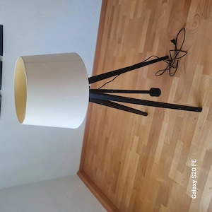 Stehlampe mit Holzfüßen 230V 