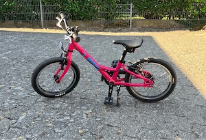 Pyro Kinderfahrrad 16 Zoll Alurahmen magenta mit Ständer