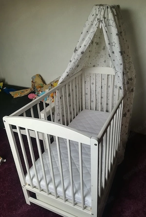 neues baby Bett mit Matratze und nachthimmel