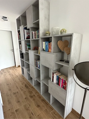 Bücherregal