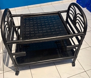 Servierwagen in elegantem Schwarz mit Glasplatten auf Rollen