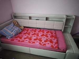 Kinder- und Jugendbett mit Samtbezug