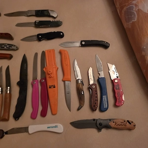 verschiedene taschenmesser 