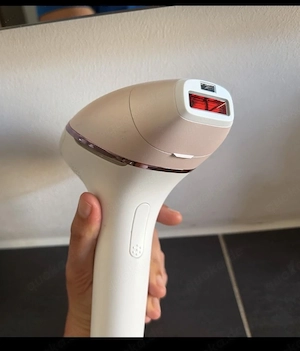  IPL Lumea 9000 Haarentfernungsgerät mit Lichtimpulsen von Philips.