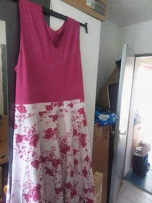 ein ärmelloses Plus-Size-Sommerkleid 