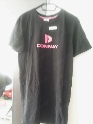 ein schwarzes Damen-T-Shirt (bzw. je nach Länge auch als T-Shirt-Kleid   Longshirt 