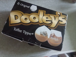 eine Originalverpackung des Dooley's Toffee Tipper Gläsersets.