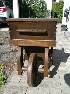 rustikaler Barwagen Bild 3