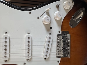 squier by fender bullet strat s n CY03050609 inkl.Verstärker uvm. Bild 8