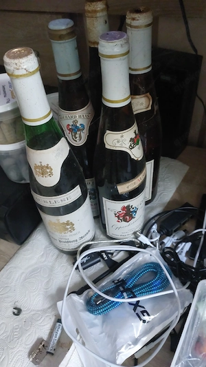 5 Flaschen alter Wein 