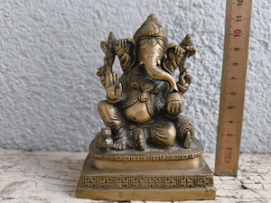 Drei Ganesha-Figuren aus Messing