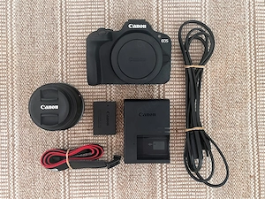 Canon EOS R100 mit dem Canon RF-S 18 45 mm Kit-Objektiv