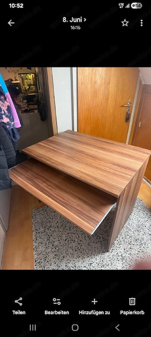 Schreibtisch in Holzoptik mit Tastaturauszug