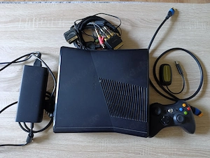 Xbox 360 S 250 GB   voll funktionsfähig mit Funk-Controller & Zubehör
